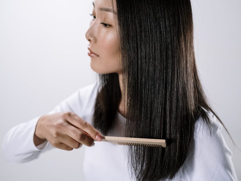 ragazza si pettina i capelli lisci