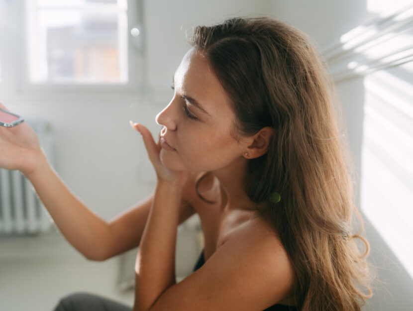 ragazza si guarda allo specchio