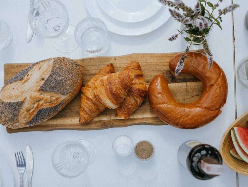 tagliere con pane e croissant