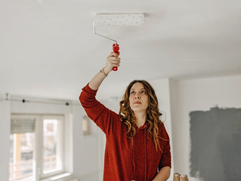 ragazza che pittura il soffitto