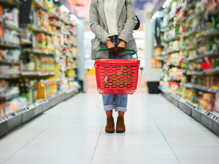 ragazza con carrellino al supermercato