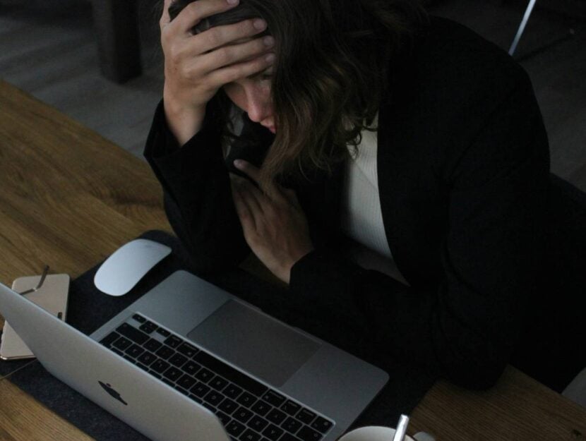 donna davanti al computer stress sul lavoro