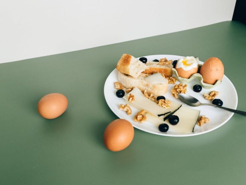 piatto con uova sode formaggio pane e frutta