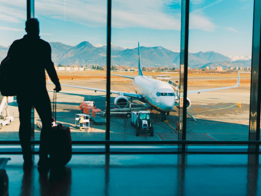 sagoma di ragazzo guarda l'aereo