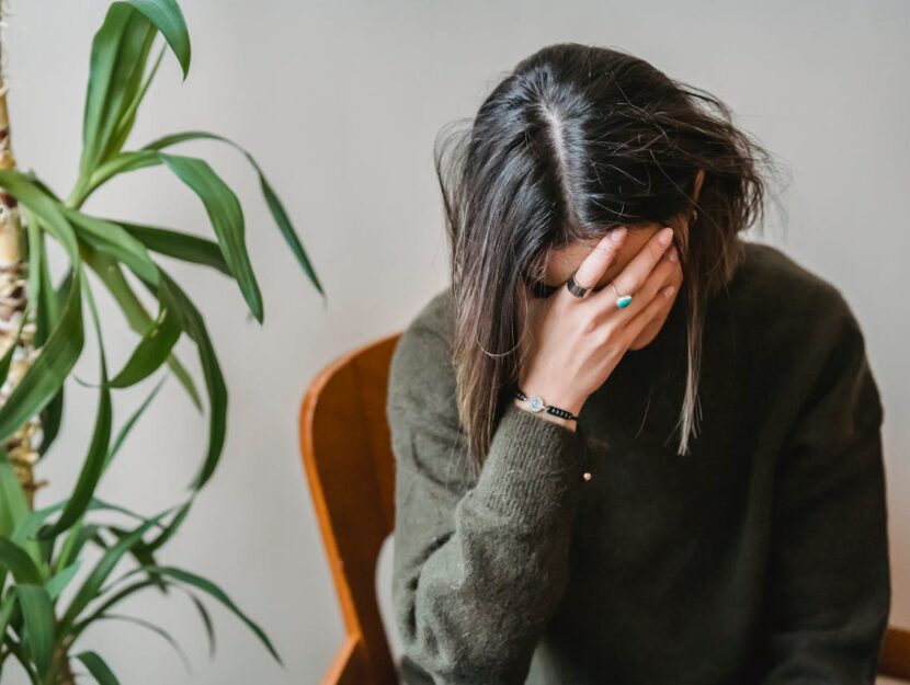 ragazza preoccupata che ti tiene la fronte con la mano