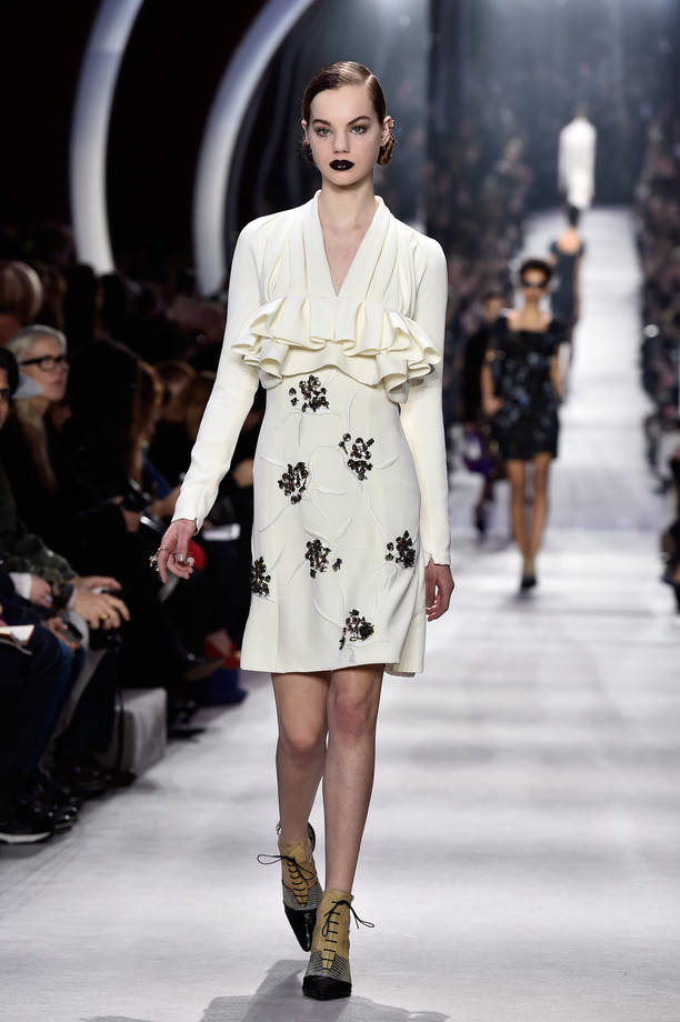 Un ospite in totale bianco indossa un cappotto di pelliccia bianca per le  strade di Parigi dopo lo spettacolo Dior durante la settimana della moda di  Parigi Womenswear Autunno/Inverno 2018/2019 il 27