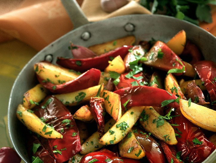 Ricetta Patate e peperoni saltati in padella | Donna Moderna