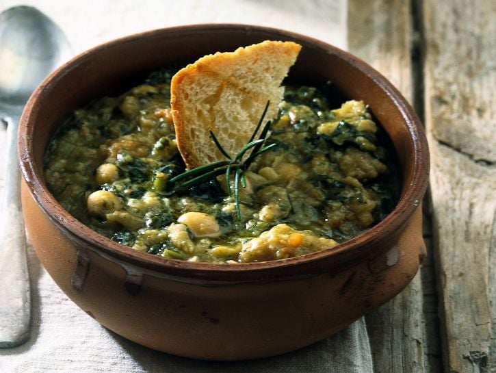 Ricetta Ribollita: zuppa toscana di fagioli, pane e cavolo ...