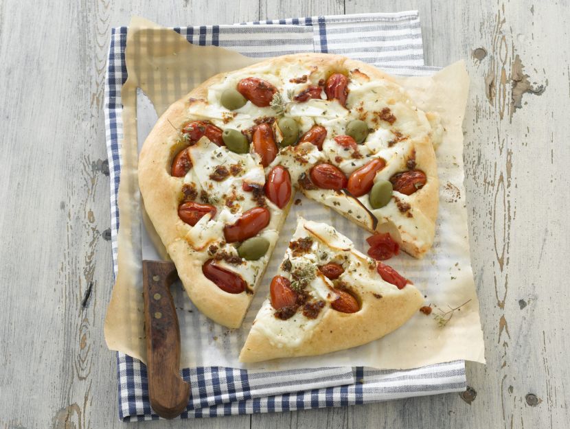 Ricetta Pizza con ricotta, olive verdi e pesto di pomodori ...